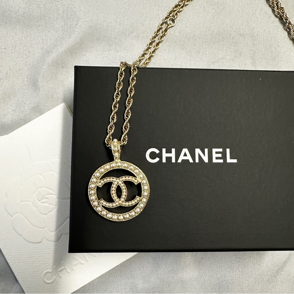 💎100% Authentic Chanel pendant necklace round pearls like new